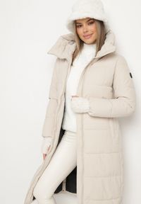 Born2be - Beżowa Zimowa Kurtka za Kolano Płaszcz z Szerokim Pikowaniem i Nieodpinanym Kapturem Hressa. Kolor: beżowy. Długość: długie. Wzór: aplikacja. Sezon: zima #2