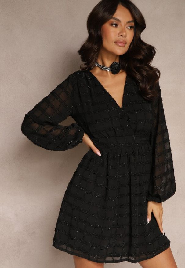 Renee - Czarna Rozkloszowana Sukienka Kopertowa z Odkrytymi Plecami Zdobiona Błyszczącą Nitką Elissane. Okazja: na imprezę. Typ kołnierza: dekolt kopertowy. Kolor: czarny. Wzór: aplikacja. Typ sukienki: kopertowe. Styl: elegancki, wizytowy