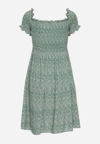 Born2be - Zielona Bawełniana Sukienka Typu Hiszpanka z Górą Marszczoną Gumkami z Falbanką Herira. Okazja: na spacer, na co dzień. Typ kołnierza: dekolt hiszpanka. Kolor: zielony. Materiał: bawełna. Długość rękawa: krótki rękaw. Typ sukienki: proste, dopasowane. Styl: casual, klasyczny #6