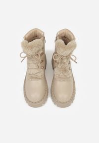 Renee - Ciemnobeżowe Trapery w Casualowym Stylu z Futerkowym Zdobieniem na Języku Taniapea. Okazja: na co dzień. Zapięcie: sznurówki. Kolor: beżowy. Materiał: jeans, puch. Szerokość cholewki: normalna. Wzór: aplikacja. Styl: klasyczny, casual, street #7