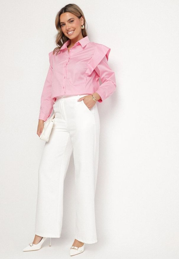 Born2be - Różowa Bawełniana Koszula z Ozdobnymi Ramionami Teladoria. Okazja: na co dzień. Kolor: różowy. Materiał: bawełna. Styl: elegancki, casual