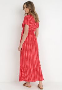 Born2be - Czerwona Sukienka Echosia. Kolor: czerwony. Materiał: materiał. Długość rękawa: krótki rękaw. Wzór: kropki. Typ sukienki: kopertowe. Długość: maxi #5