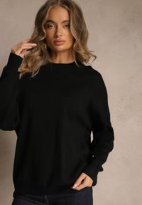 Renee - Czarny Nietoperzowy Sweter w Minimalistycznym Stylu Raliava. Okazja: na co dzień. Kolor: czarny. Materiał: skóra, jeans. Styl: casual, elegancki #3