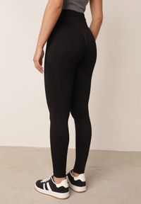 Born2be - Czarne Legginsy z Wysokim Stanem z Modelującymi Wstawkami Onorata. Okazja: na co dzień. Stan: podwyższony. Kolor: czarny. Materiał: prążkowany. Długość: krótkie. Styl: casual #2