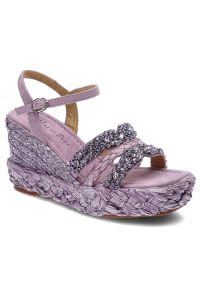 Fioletowe Sandały Alma En Pena Stylowe Buty Na Koturnie. Okazja: na co dzień. Zapięcie: sprzączka. Kolor: fioletowy. Materiał: koronka, zamsz, skóra. Szerokość cholewki: normalna. Obcas: na koturnie. Styl: elegancki. Wysokość obcasa: średni