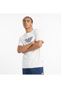 Koszulka męska New Balance MT51526AHH – szara. Kolor: szary. Materiał: bawełna, dresówka, materiał. Długość rękawa: krótki rękaw. Długość: krótkie. Wzór: napisy #1