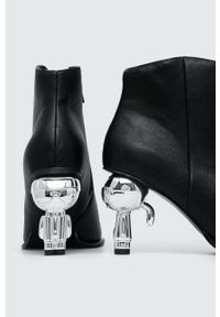 Karl Lagerfeld botki skórzane IKON HEEL damskie kolor czarny na słupku KL39035. Kolor: czarny. Materiał: skóra. Obcas: na słupku. Wysokość obcasa: średni #5