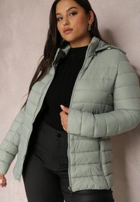 Renee - Miętowa Kurtka Pikowana Jyva. Kolekcja: plus size. Kolor: miętowy. Materiał: materiał, tkanina. Długość rękawa: długi rękaw. Długość: długie. Sezon: zima, jesień