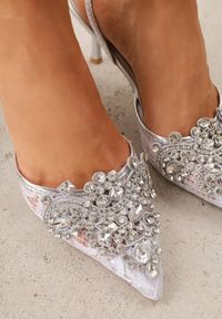 Renee - Srebrne Koronkowe Czółenka VICES na Szpilce z Odkrytą Piętą i Cyrkoniami Idaphei. Okazja: na imprezę. Nosek buta: szpiczasty. Zapięcie: pasek. Kolor: srebrny. Wzór: aplikacja. Materiał: koronka. Sezon: lato. Obcas: na szpilce. Styl: glamour, elegancki. Wysokość obcasa: średni #5
