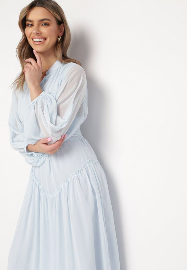 Born2be - Jasnoniebieska Długa Sukienka Koktajlowa w Stylu Retro z Plisami i Stójką Leowia. Typ kołnierza: kołnierzyk stójkowy. Kolor: niebieski. Styl: wizytowy, retro. Długość: maxi