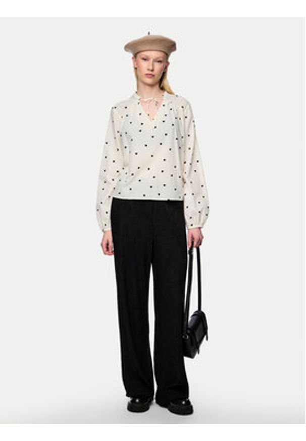 Pieces Bluzka 17151639 Écru Regular Fit. Materiał: bawełna