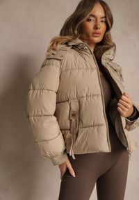 Renee - Beżowa Kurtka Puffer z Pikowanymi Przeszyciami i Odpinanym Kapturem Gallerea. Okazja: na co dzień, na spacer. Kolor: beżowy. Materiał: zamsz, jeans, poliester, dzianina. Styl: sportowy, casual #4