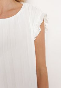 Born2be - Biała Koszulka Top Plisowany z Krótkim Rękawem Cevaga. Kolor: biały. Materiał: bawełna. Długość rękawa: krótki rękaw. Długość: krótkie. Styl: klasyczny, elegancki #7