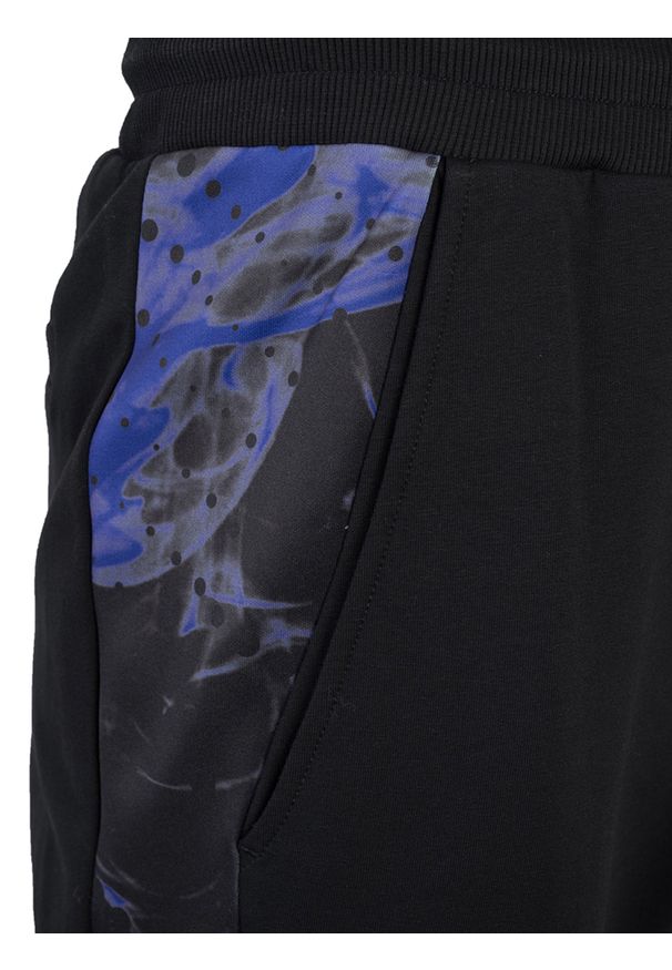 Bikkembergs Spodnie | C 1 59S GS E B074 | Mężczyzna | Czarny, Fioletowy. Okazja: na co dzień. Kolor: fioletowy, czarny, wielokolorowy. Materiał: bawełna, elastan. Wzór: aplikacja, nadruk, kolorowy. Styl: casual