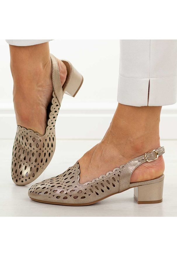 Złote sandały damskie na obcasie M.Daszyński Sa210-13. Okazja: na co dzień, na imprezę. Nosek buta: okrągły. Kolor: złoty. Szerokość cholewki: normalna. Wzór: ażurowy, aplikacja. Materiał: skóra. Sezon: wiosna, lato. Obcas: na obcasie. Styl: casual, elegancki, klasyczny, wizytowy. Wysokość obcasa: niski