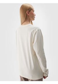 4f - Longsleeve oversize uniseks - biały. Okazja: na co dzień. Kolor: biały. Materiał: jersey, dzianina, bawełna. Długość rękawa: długi rękaw. Długość: długie. Wzór: ze splotem, gładki. Styl: sportowy, casual, klasyczny