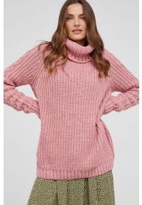 Answear Lab Sweter damski kolor różowy ciepły z golfem. Typ kołnierza: golf. Kolor: różowy. Materiał: dzianina. Długość rękawa: raglanowy rękaw. Wzór: ze splotem. Styl: wakacyjny #5