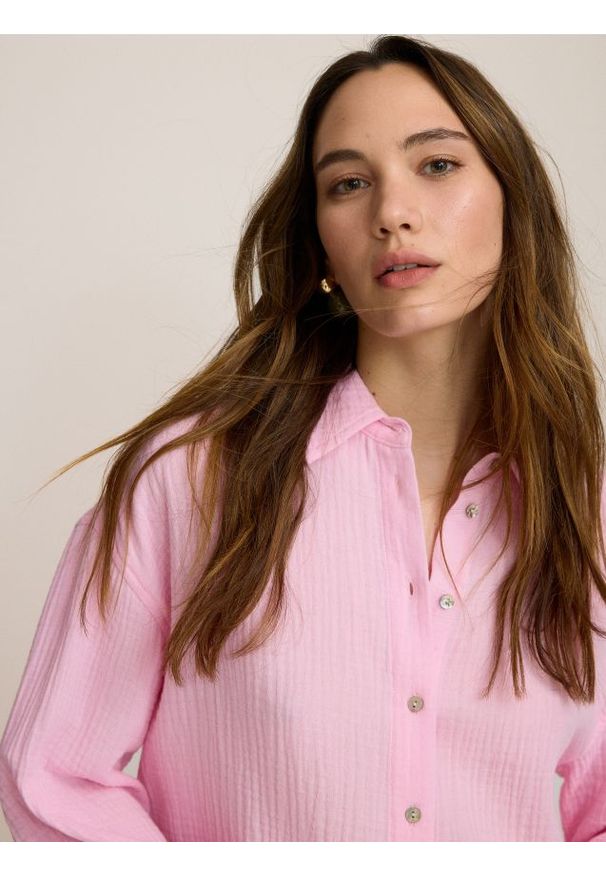 Reserved - Koszula oversize z bawełnianego muślinu - różowy. Kolor: różowy. Materiał: bawełna
