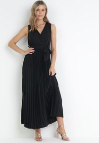 Born2be - Czarna Plisowana Sukienka Maxi z Gumką w Pasie i Materiałowym Paskiem Biak. Okazja: na imprezę, na ślub cywilny, na wesele. Typ kołnierza: dekolt kopertowy. Kolor: czarny. Materiał: materiał. Sezon: lato. Typ sukienki: kopertowe. Styl: klasyczny, elegancki. Długość: maxi