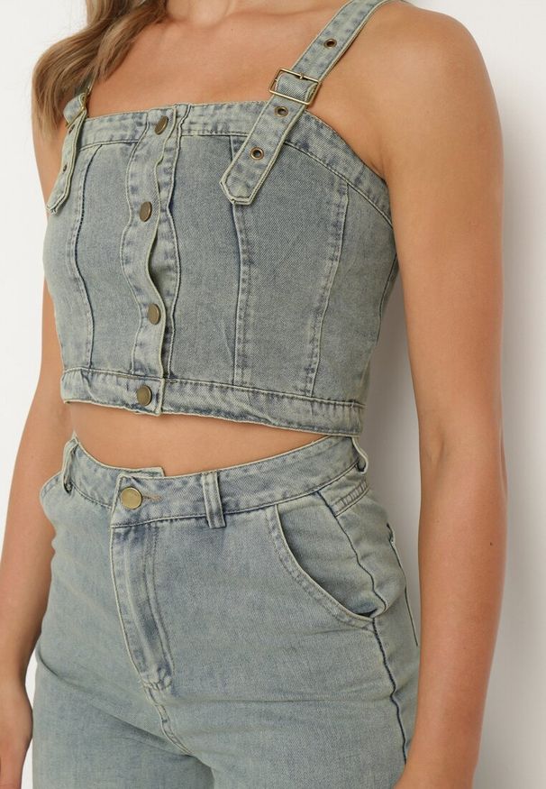 Born2be - Niebieski Jeansowy Komplet z Krótkim Topem na Napy i Szerokimi Długimi Spodniami Vorria. Kolor: niebieski. Materiał: jeans