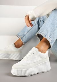 Renee - Białe Sneakersy na Tłoczonej Platformie z Ozdobnymi Przeszyciami Faloviela. Kolor: biały. Materiał: jeans. Obcas: na platformie