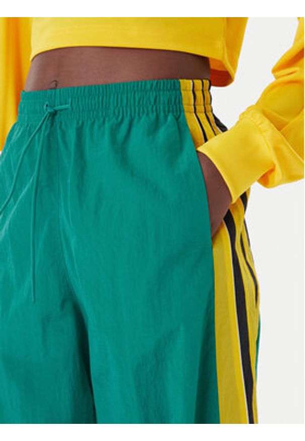 Adidas - adidas Spodnie dresowe Sport Santiago KD2971 Zielony Loose Fit. Kolor: zielony. Materiał: syntetyk