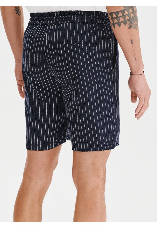 Pako Lorente - PAKO LORENTE - Granatowe spodenki męskie w prążek z lnem. Okazja: na co dzień. Kolor: niebieski. Materiał: len. Wzór: prążki. Styl: casual