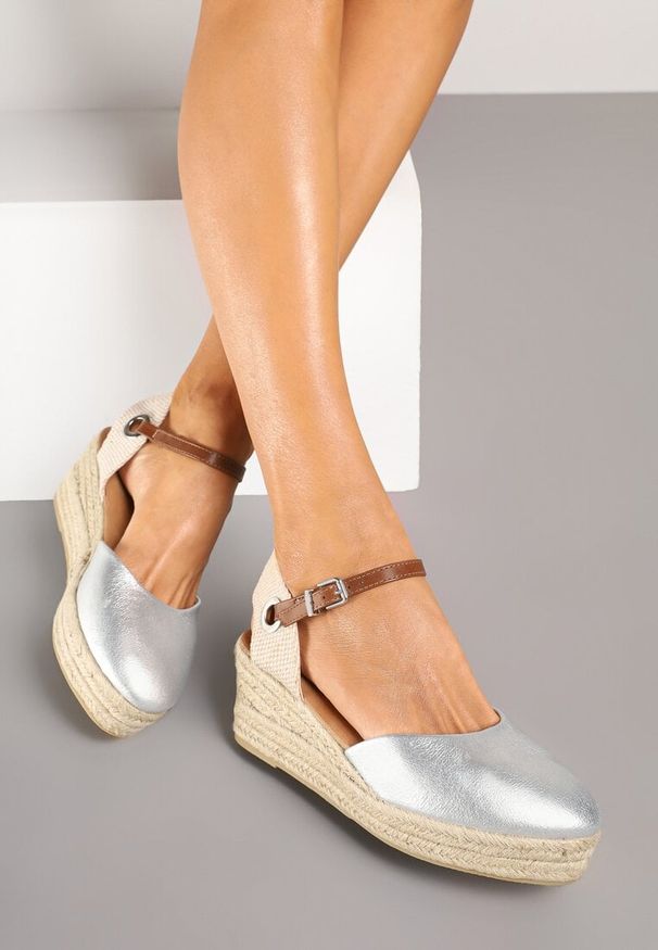 Born2be - Srebrne Sandały Espadryle na Plecionym Koturnie Effilda. Okazja: na co dzień. Zapięcie: sprzączka. Kolor: srebrny. Obcas: na koturnie. Styl: elegancki, casual