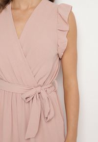 Born2be - Jasnoróżowy Taliowany Kombinezon Koktajlowy z Paskiem w Talii i Falbanami przy Ramionach Vimarine. Okazja: na imprezę. Kolor: różowy. Materiał: jeans. Styl: wizytowy #6