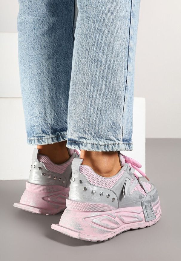 Renee - Różowo-Szare Sneakersy na Platformie z Ozdobnym Tłoczeniem Lurine. Okazja: na co dzień. Zapięcie: sznurówki. Kolor: różowy. Materiał: jeans. Obcas: na platformie