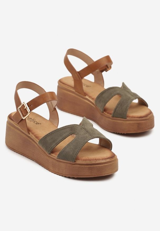 Renee - Zielone Sandały w Stylu Drewniaków Zdobione Wycięciami Lisadorea. Okazja: na imprezę, na co dzień. Nosek buta: otwarty. Zapięcie: pasek. Kolor: zielony. Wzór: aplikacja. Materiał: jeans. Sezon: lato. Obcas: na koturnie. Styl: casual