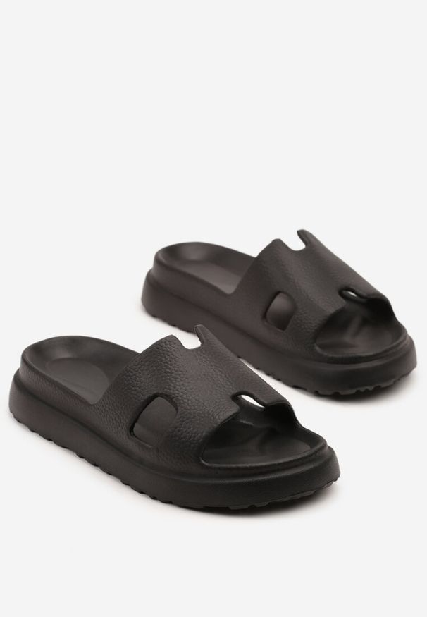 Born2be - Czarne Klapki z Ozdobnymi Wycięciami Kinrela. Okazja: na plażę, na spacer. Kolor: czarny. Sezon: lato. Styl: klasyczny, elegancki