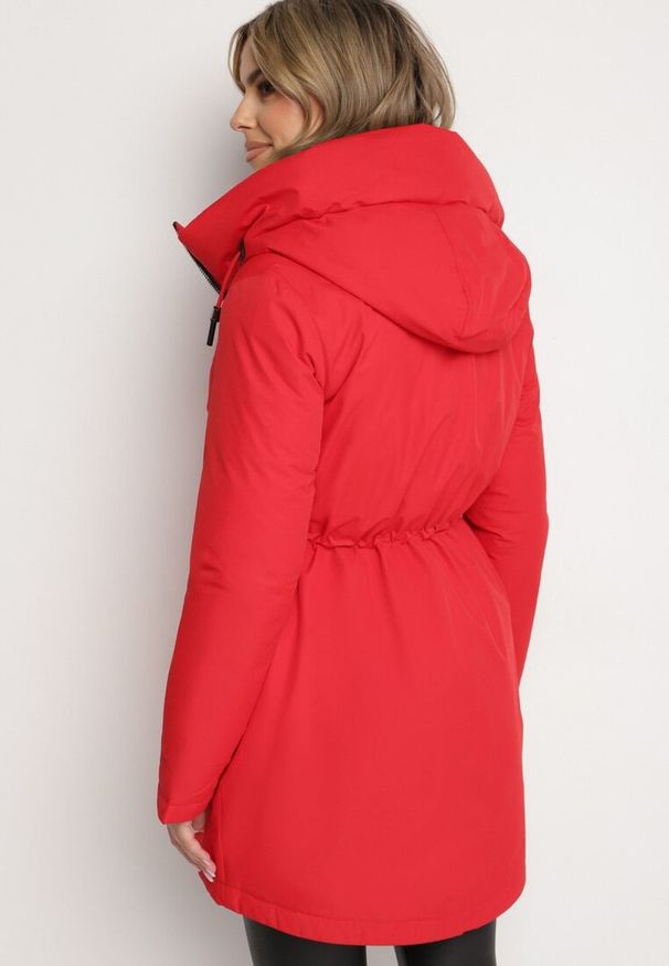 Born2be - Czerwona Kurtka Parka z Kapturem Kieszeniami i Ściągaczem w Talii Ravissia. Okazja: na co dzień, na spacer. Typ kołnierza: kaptur. Kolor: czerwony. Materiał: jeans. Styl: casual, elegancki, klasyczny