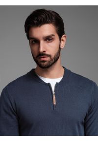 Ombre Clothing - Sweter męski z wiskozą i rozpinanym dekoltem – granatowy V4 OM-SWZS-0124 - XXL. Typ kołnierza: kołnierzyk stójkowy. Kolor: niebieski. Materiał: wiskoza. Wzór: gładki, aplikacja, ze splotem. Styl: elegancki #3