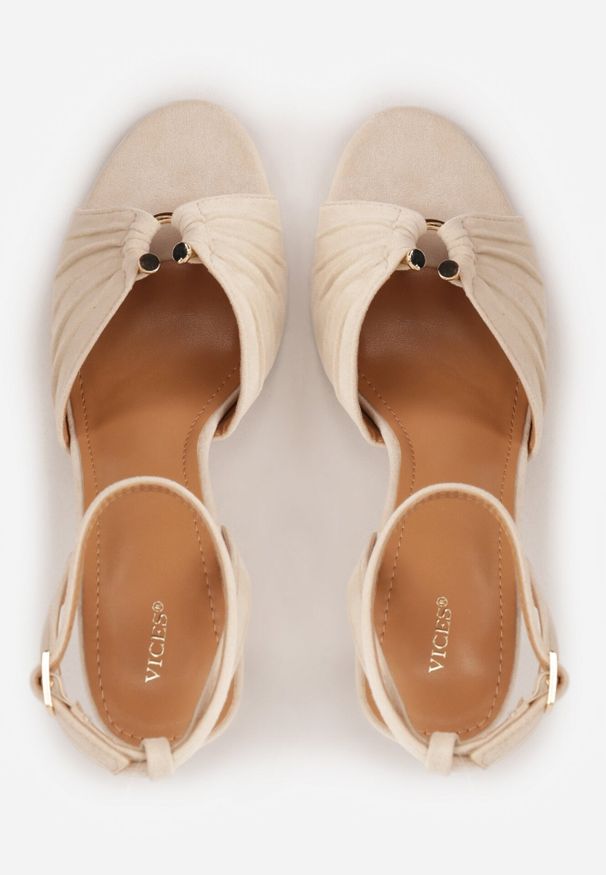 Born2be - Beżowe Sandały na Szpilce VICES z Marszczeniem i Metaliczną Aplikacją Nemenoe. Okazja: na wesele, na co dzień, na ślub cywilny. Zapięcie: pasek. Kolor: beżowy. Wzór: aplikacja. Obcas: na szpilce. Styl: casual, klasyczny, elegancki