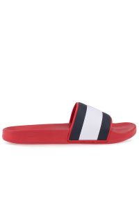 TOMMY HILFIGER - Klapki Tommy Hilfiger Rubber Flag Pool FM0FM04263-XLG - czerwone. Okazja: na plażę, na co dzień. Kolor: czerwony. Materiał: syntetyk, guma. Wzór: aplikacja. Styl: casual