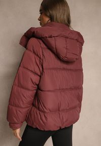 Renee - Bordowa Oversizowa Kurtka Puffer z Kapturem i Naszywką przy Rękawie Azine. Okazja: na co dzień. Typ kołnierza: kaptur. Kolor: czerwony. Materiał: dzianina, jeans. Wzór: aplikacja. Styl: casual #4