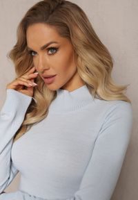 Renee - Niebieski Golf z Długim Rękawem Ikava. Typ kołnierza: golf. Kolor: niebieski. Materiał: dzianina. Długość rękawa: długi rękaw. Długość: długie. Wzór: gładki. Styl: klasyczny
