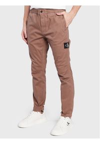 Calvin Klein Jeans Spodnie materiałowe J30J322041 Brązowy Regular Fit. Kolor: brązowy. Materiał: materiał, bawełna #1