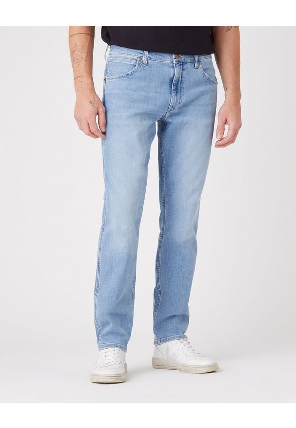 Wrangler - WRANGLER GREENSBORO MĘSKIE SPODNIE JEANSOWE HIGHLITE W15QYJ38T 112145843