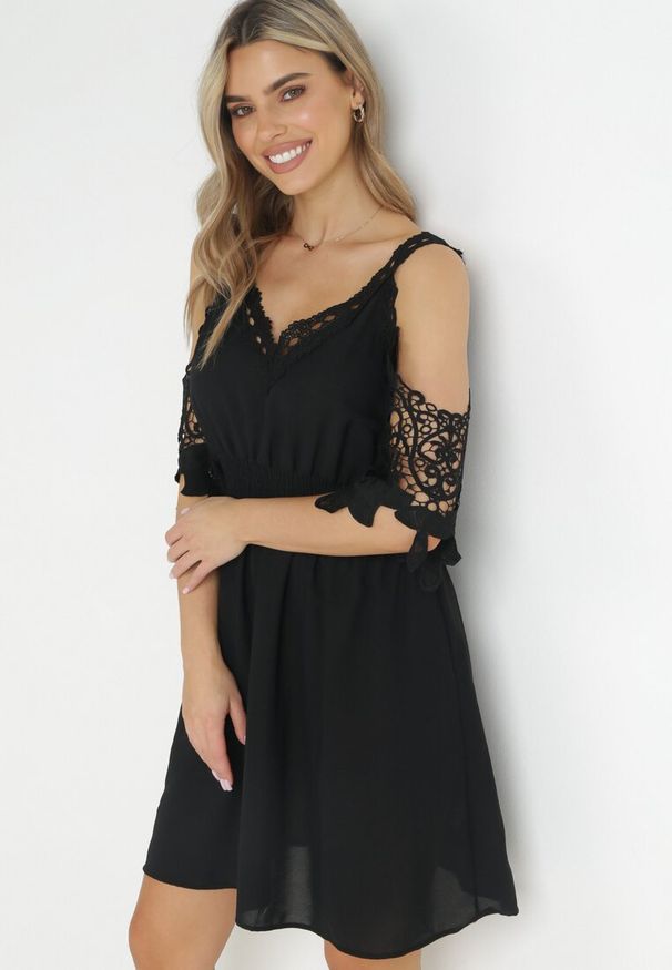 Born2be - Czarna Sukienka Mini Hiszpanka na Ramiączkach z Koronkowymi Rękawami i Gumką w Pasie Giovati. Okazja: na co dzień. Typ kołnierza: dekolt hiszpanka. Kolor: czarny. Materiał: koronka. Długość rękawa: na ramiączkach. Styl: casual. Długość: mini