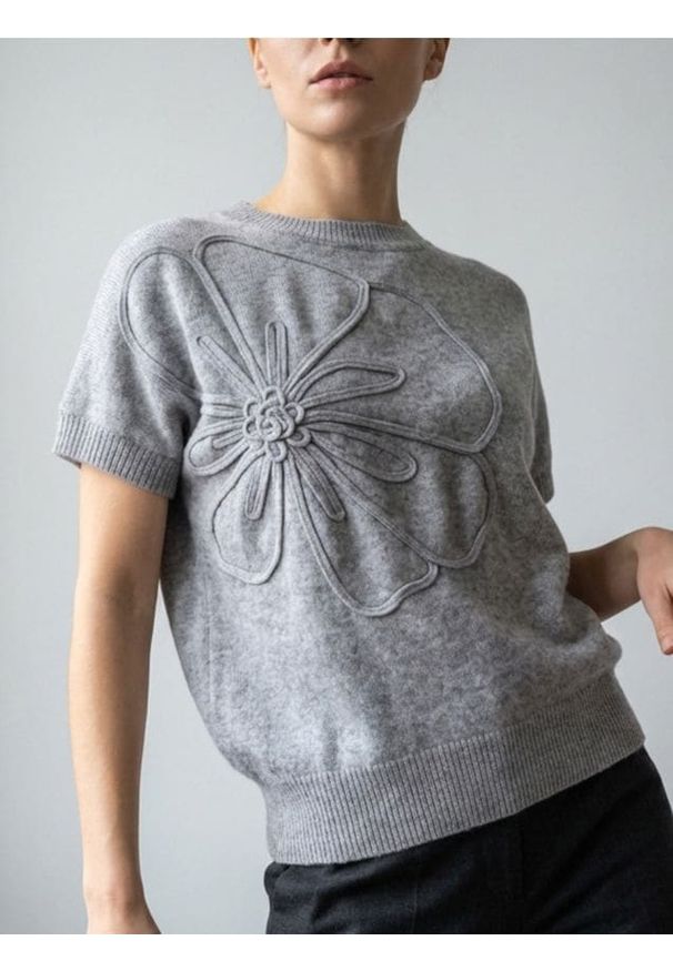 Sinsay - Sweter bez rękawów z tłoczonym kwiatem - szary. Kolor: szary. Długość rękawa: bez rękawów. Wzór: kwiaty