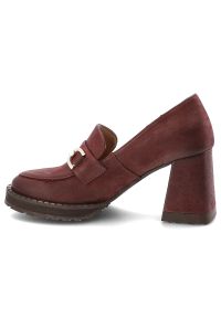 Półbuty damskie Armodo, cholewka ze skóry naturalnej o gładkim wykończeniu z metalową ozdobą na podbiciu i zaokrąglonym noskiem, bordowe, 1511. Okazja: na spotkanie biznesowe, do pracy. Zapięcie: klamry. Kolor: czerwony. Szerokość cholewki: normalna. Wzór: gładki, aplikacja. Materiał: skóra. Obcas: na obcasie. Styl: biznesowy, elegancki. Wysokość obcasa: średni #8