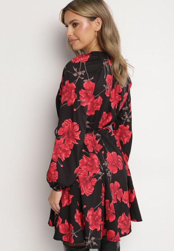 Born2be - Czarno-Czerwona Rozkloszowana Sukienka w Kwiaty z Guzikami i Wiązaniem w Talii Morila. Okazja: na co dzień. Kolor: czarny. Materiał: jeans. Wzór: kwiaty. Typ sukienki: rozkloszowane. Styl: casual, elegancki, klasyczny