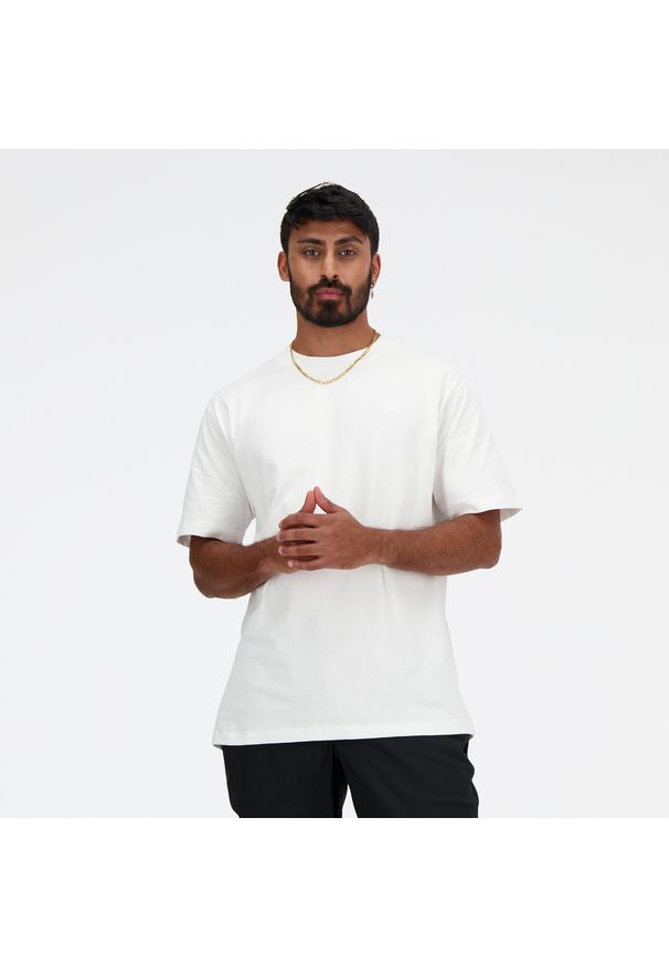 Koszulka męska New Balance MT41533WT – biała. Kolor: biały. Materiał: dresówka, bawełna. Długość rękawa: krótki rękaw. Długość: krótkie