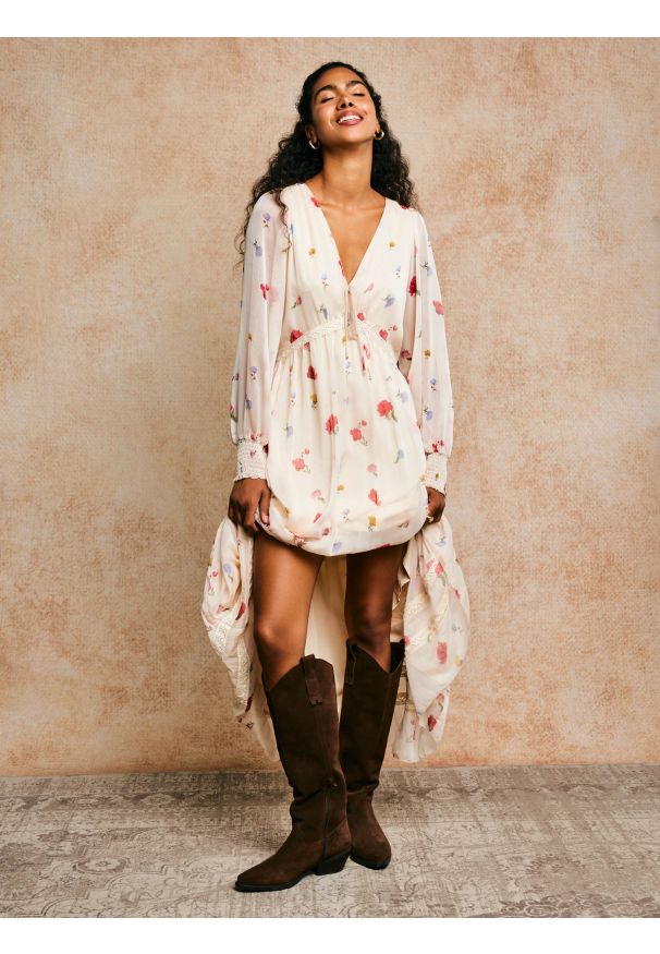 Big-Star - Sukienka damska maxi z motywem kwiatowym kremowa Ester 103. Kolor: biały. Materiał: wiskoza, koronka. Długość rękawa: długi rękaw. Wzór: kwiaty. Długość: maxi