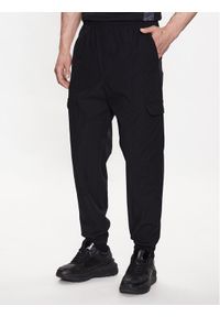 Calvin Klein Jeans Spodnie dresowe J30J323498 Czarny Regular Fit. Kolor: czarny. Materiał: syntetyk