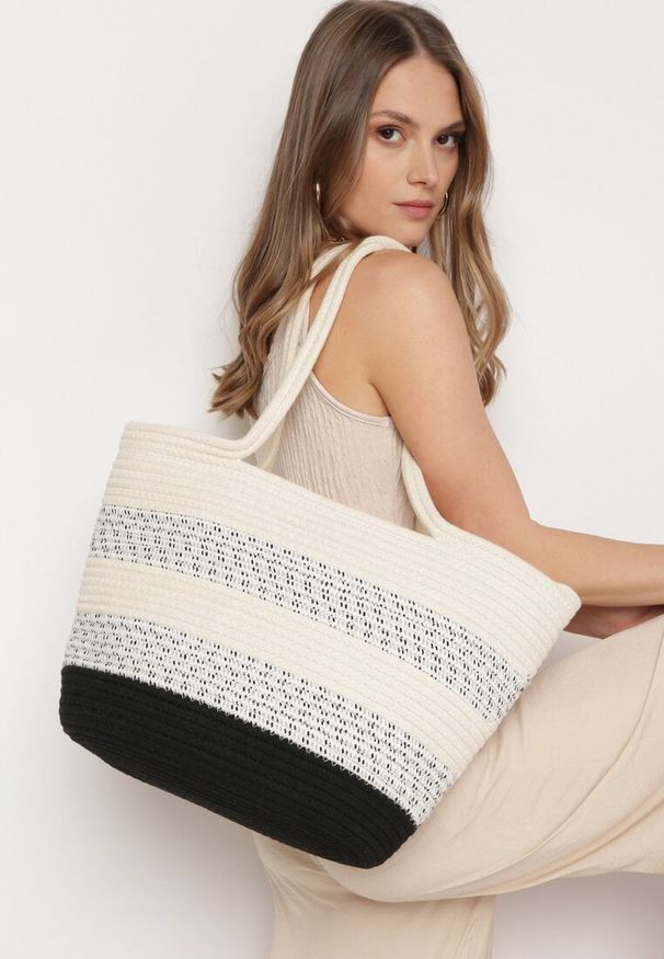 Born2be - Beżowo-Czarna Torebka w Stylu Boho o Trapezowym Fasonie Tote na Suwak Astrella. Kolor: beżowy. Sezon: lato. Styl: boho