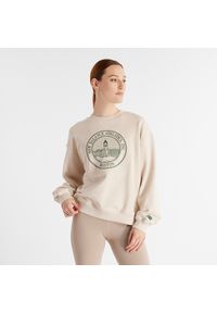 Bluza damska New Balance WT43553LIT – beżowa. Okazja: na co dzień. Kolor: beżowy. Materiał: bawełna, dresówka, prążkowany. Styl: casual