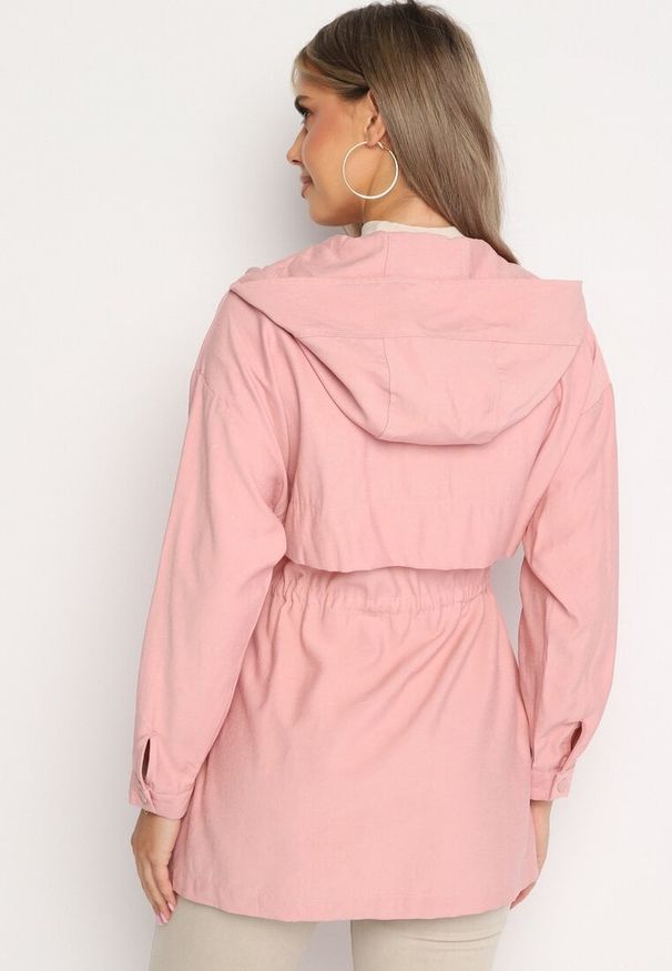 Born2be - Różowa Kurtka Parka z Nieodpinanym Kapturem i Troczkiem w Pasie Mevarie. Okazja: na co dzień. Kolor: różowy. Materiał: jeans. Wzór: aplikacja. Styl: casual, sportowy
